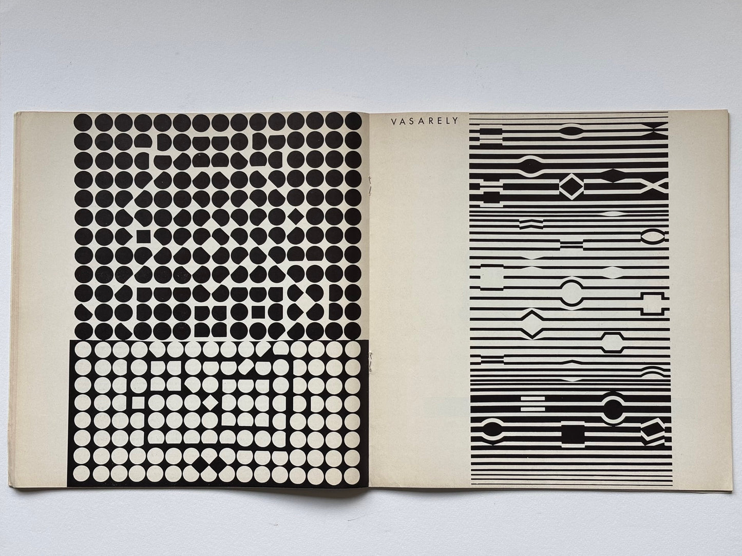 Panderma 6 Sondernummer – Numéro spécial VASARELY. Complete with the original screen printing.