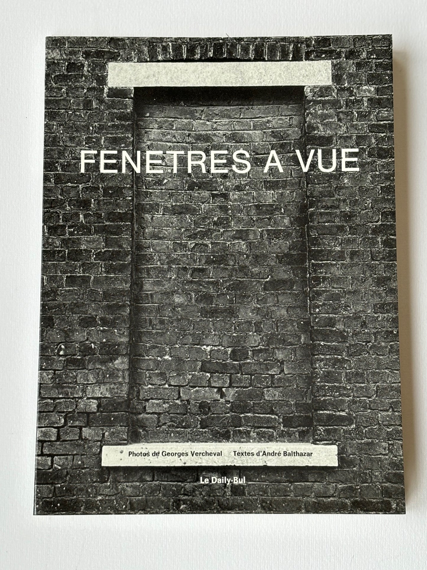 FENÊTRES À VUE. Photos de Georges Verscheval. Textes d’André Balthaazar.