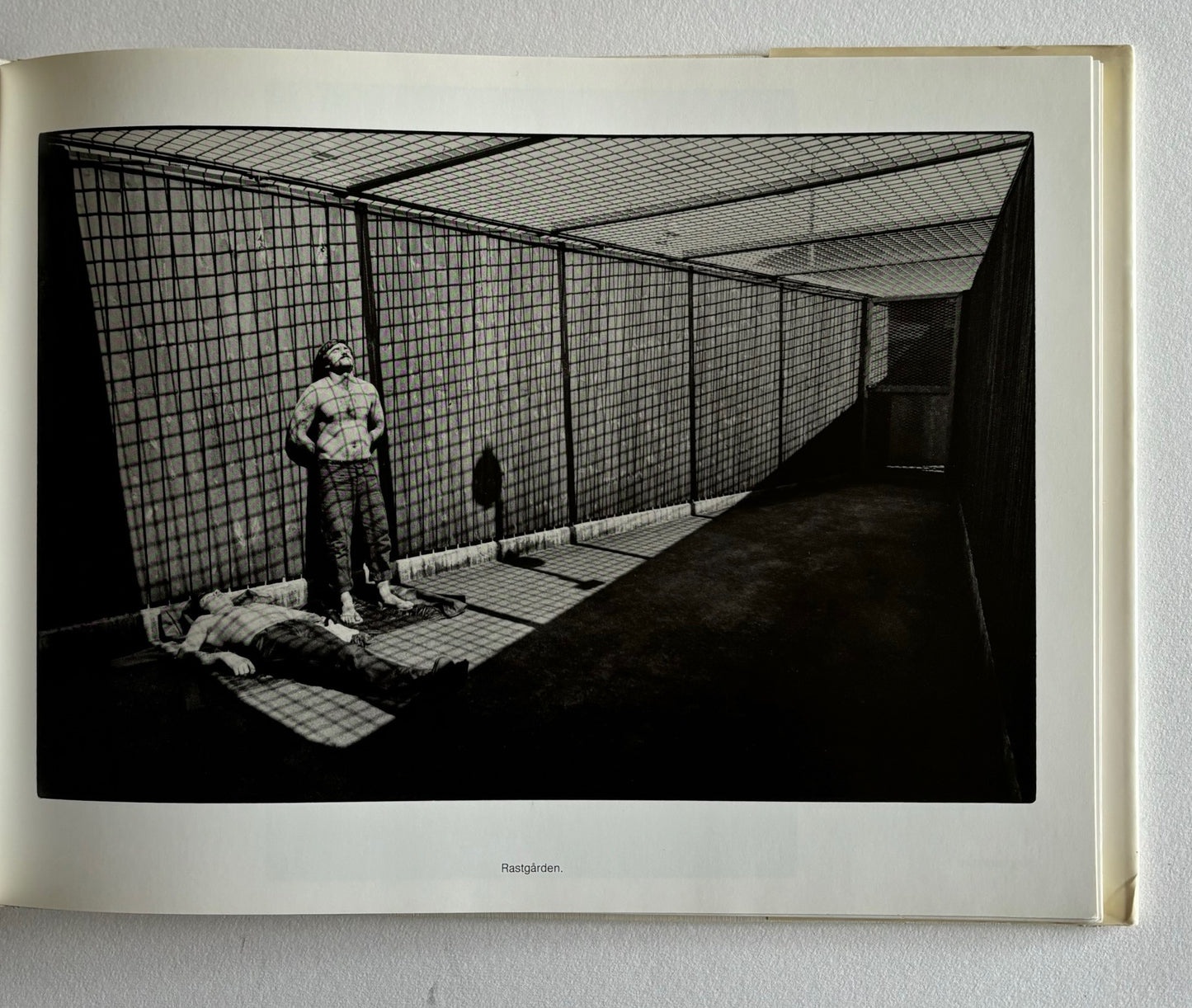 FÄNGELSE. Anders Petersen. Med text av Leif G.W. Persson.