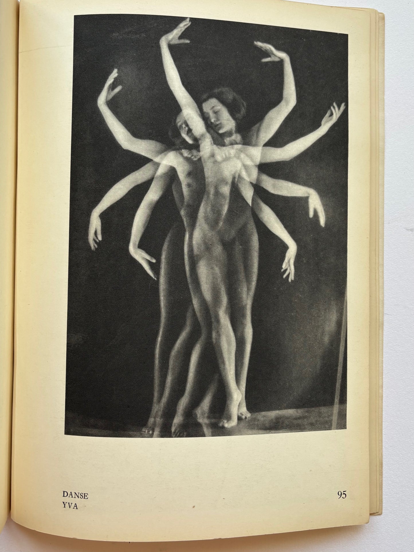 Nus. La beauté de la femme. Album du premier salon international du nu photographique Paris 1933