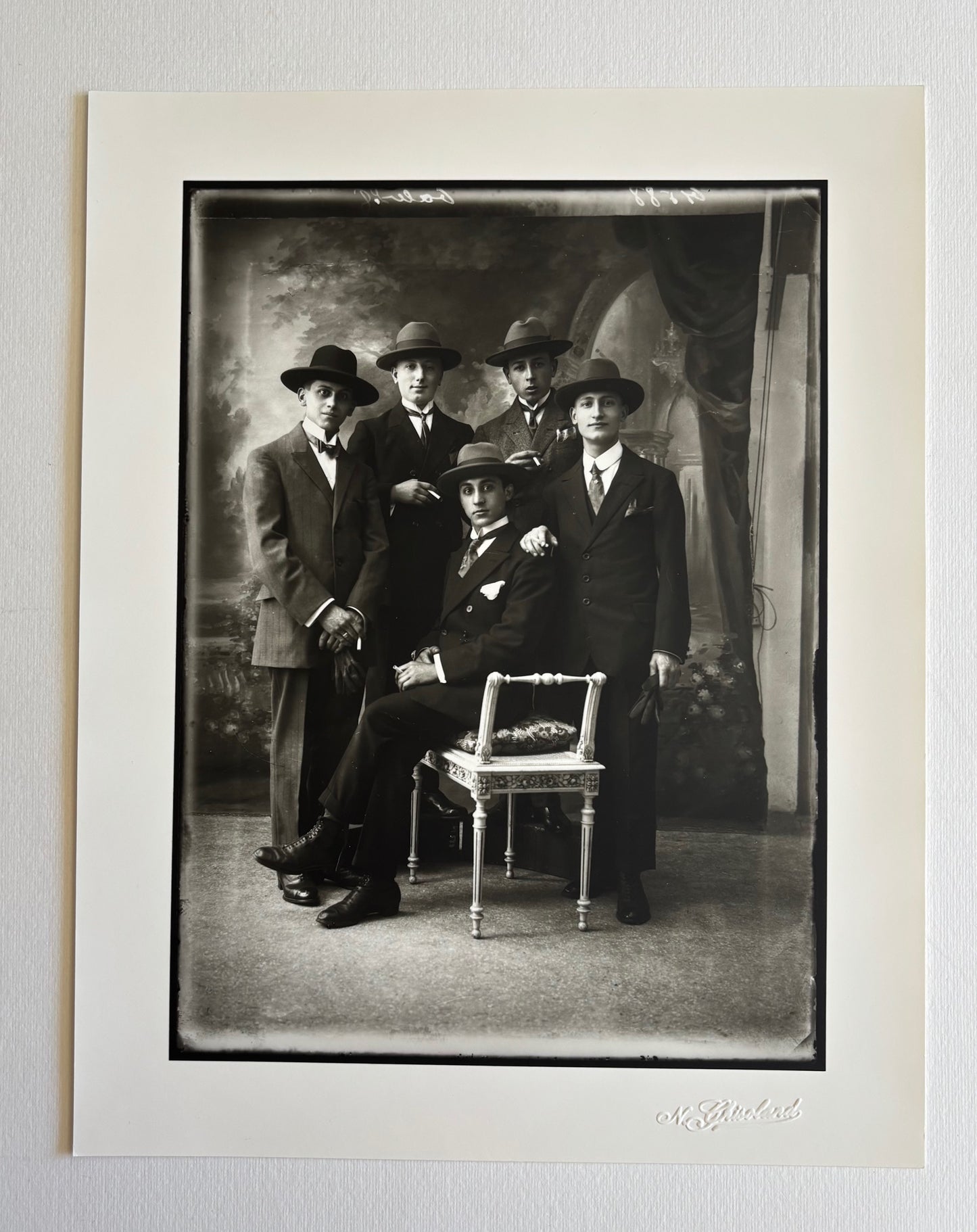 Alain d’Hooghe. NORBERT GHISOLAND. Fragments DE VIES ORDINAIRES + 5 portraits à part dans un portfolio.