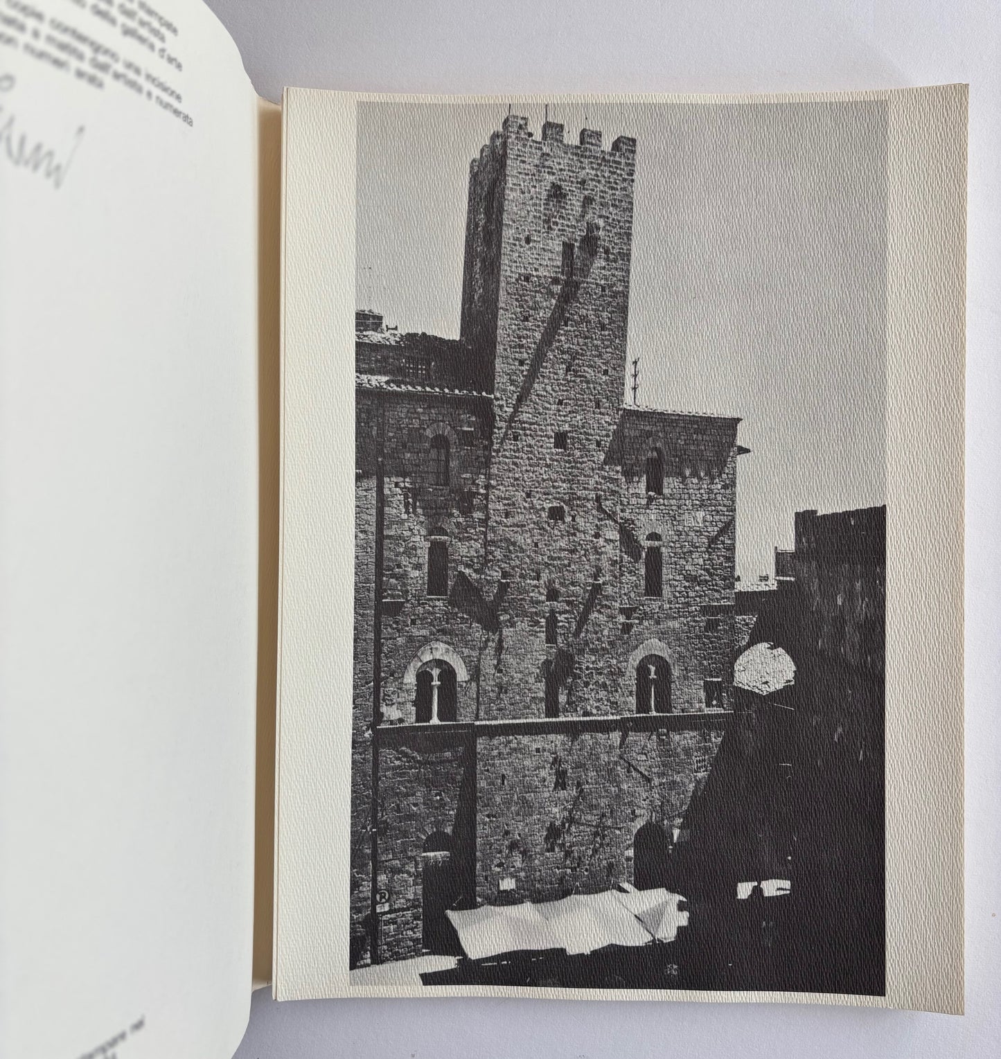 Volterea 73, Sculture. Ambientazioni. Visualizzazioni. Progettazione per l’alabastro. Problemi dei centro storico. A cura di Enrico Crispolti. Volterra, 15 luglio/15 settembre 1973. (ORIGINAL ETCHING, SIGNED & NUMBERED)