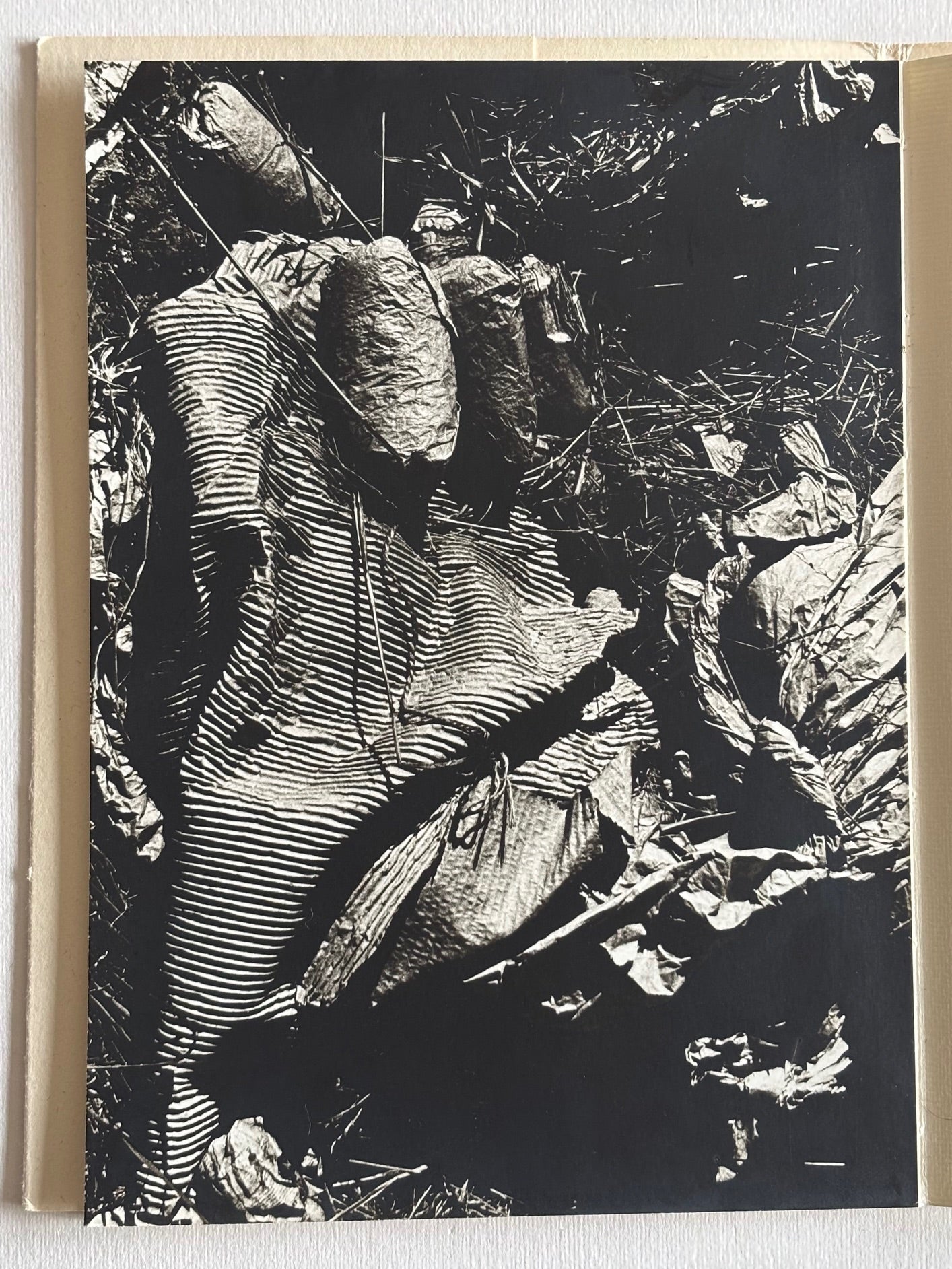 L’ENVERS DE LA PANOPLIE. RUB PARÁDNÍHO OBLEKU. EDOUARD JAEGER. (+ SIGNED, NUMBERED PHOTO)