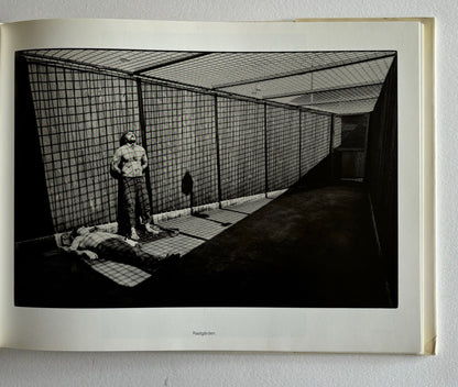 FÄNGELSE. Anders Petersen. Med text av Leif G.W. Persson.