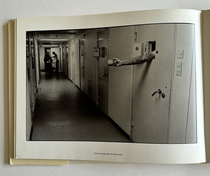 FÄNGELSE. Anders Petersen. Med text av Leif G.W. Persson.