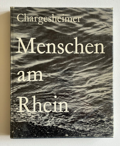 Menschen am Rhein.
