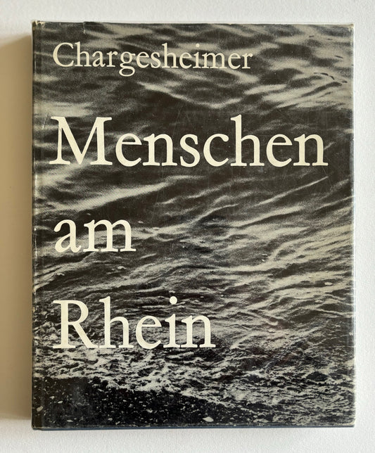 Menschen am Rhein.