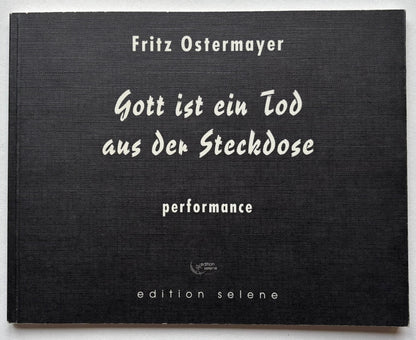 Gott ist ein Tod aus der Steckdose. Performance.