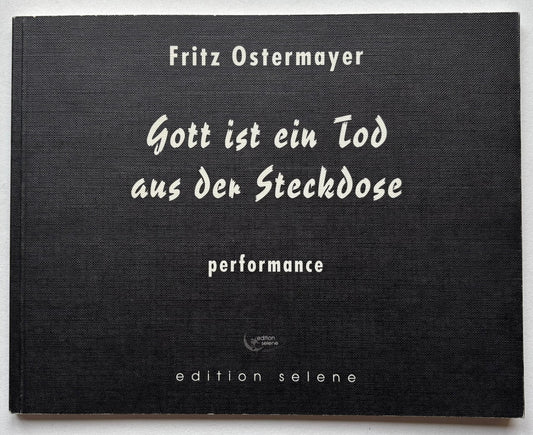 Gott ist ein Tod aus der Steckdose. Performance.