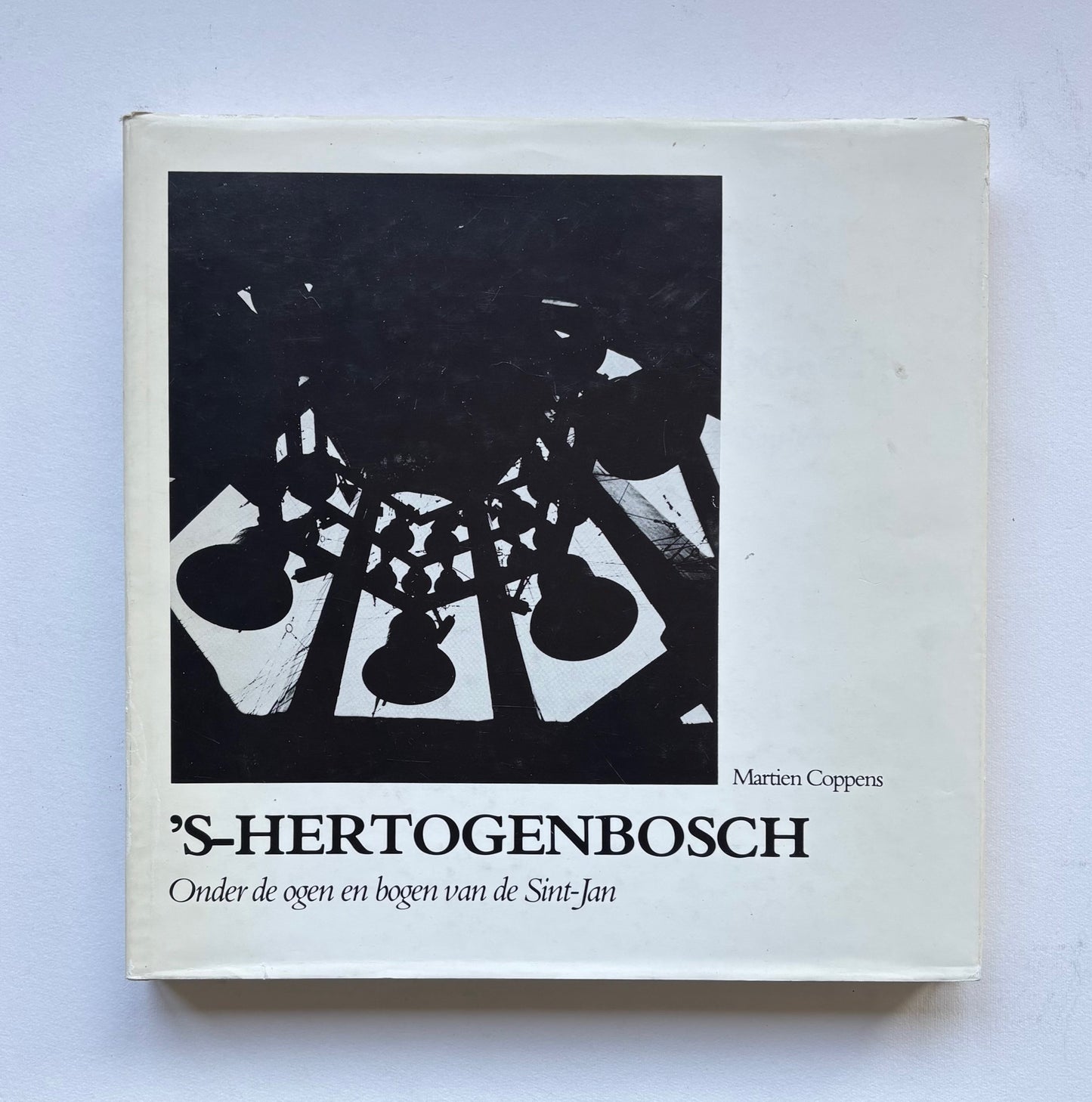 ‘S-HERTOGEN-BOSCH. Onder de ogen en bogen van de Sint-Jan. (SIGNED)