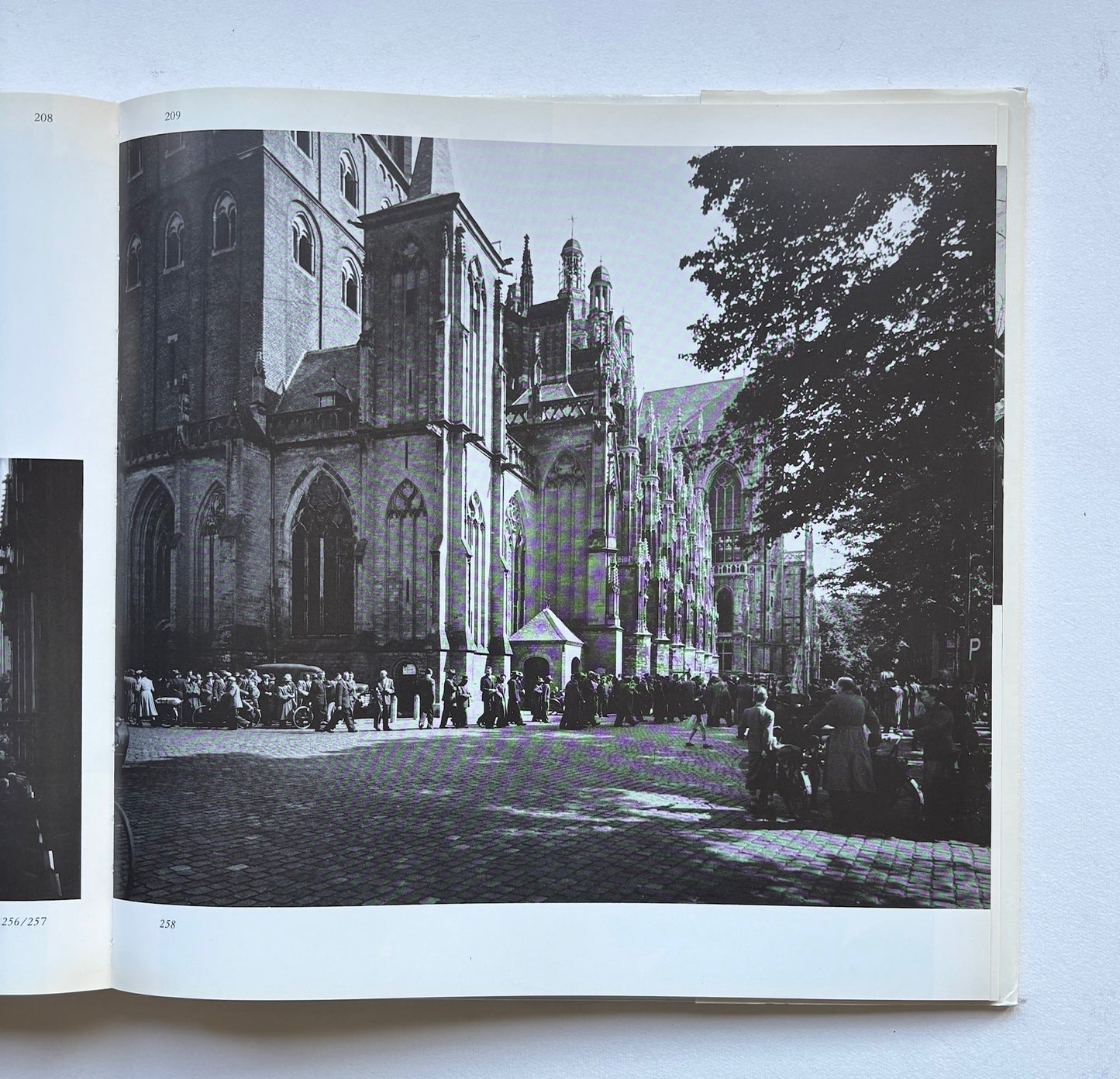 ‘S-HERTOGEN-BOSCH. Onder de ogen en bogen van de Sint-Jan. (SIGNED)
