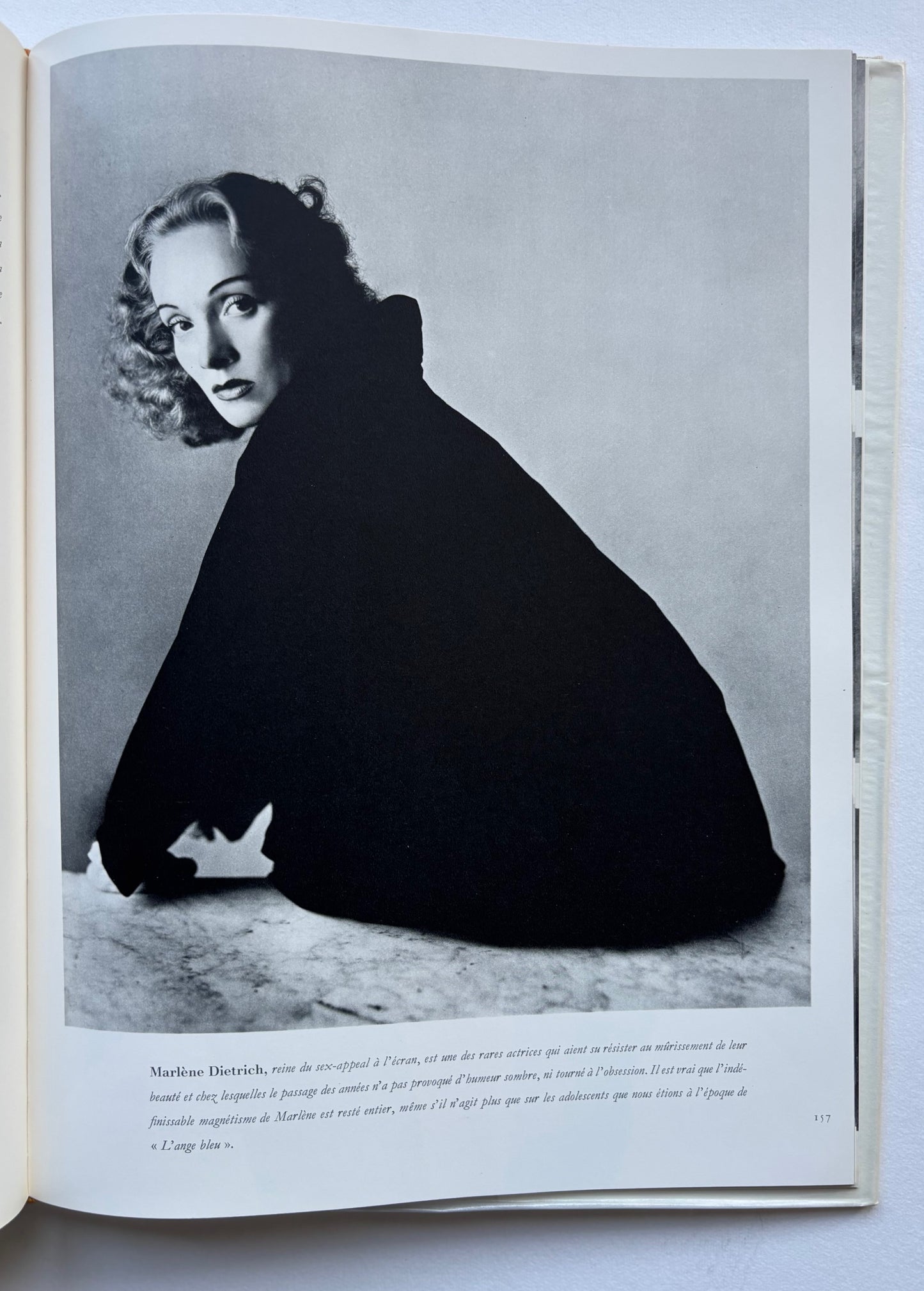 MOMENTS. Par Irving Penn. (INSCRIBED)