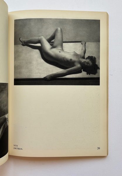 Nus. La beauté de la femme. Album du premier salon international du nu photographique Paris 1933