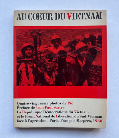 AU CŒUR DU VIETNAM. Quatre-vingt seize photographies de Pic. Préface de Jean-Paul Sartre. La République Démocratique du Vietnam et le Front National de Libération de Sud-Vietnam face à l’agression.