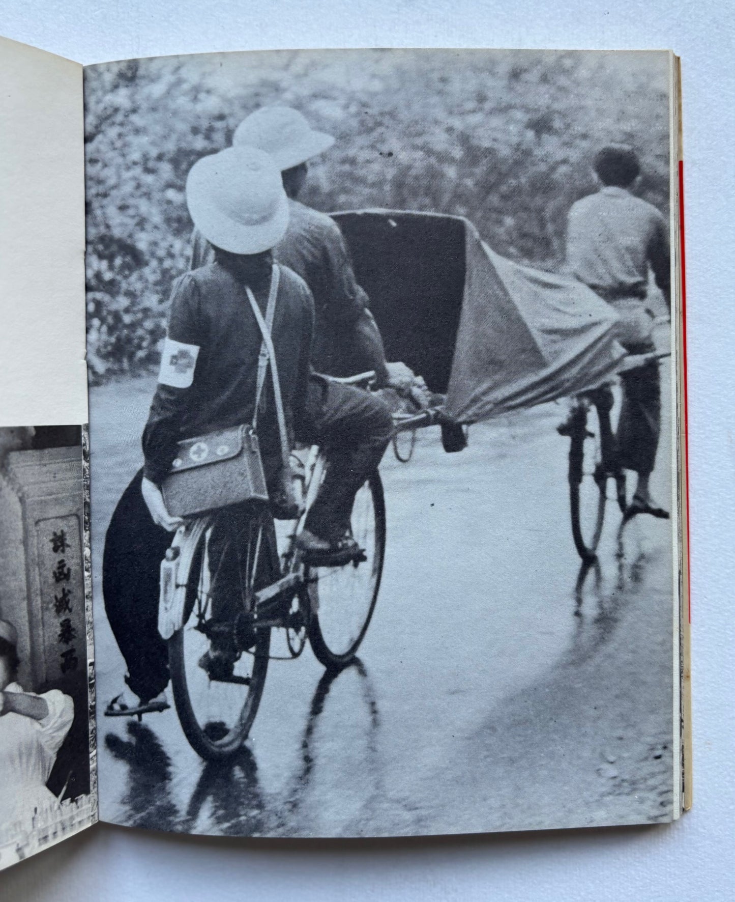AU CŒUR DU VIETNAM. Quatre-vingt seize photographies de Pic. Préface de Jean-Paul Sartre. La République Démocratique du Vietnam et le Front National de Libération de Sud-Vietnam face à l’agression.