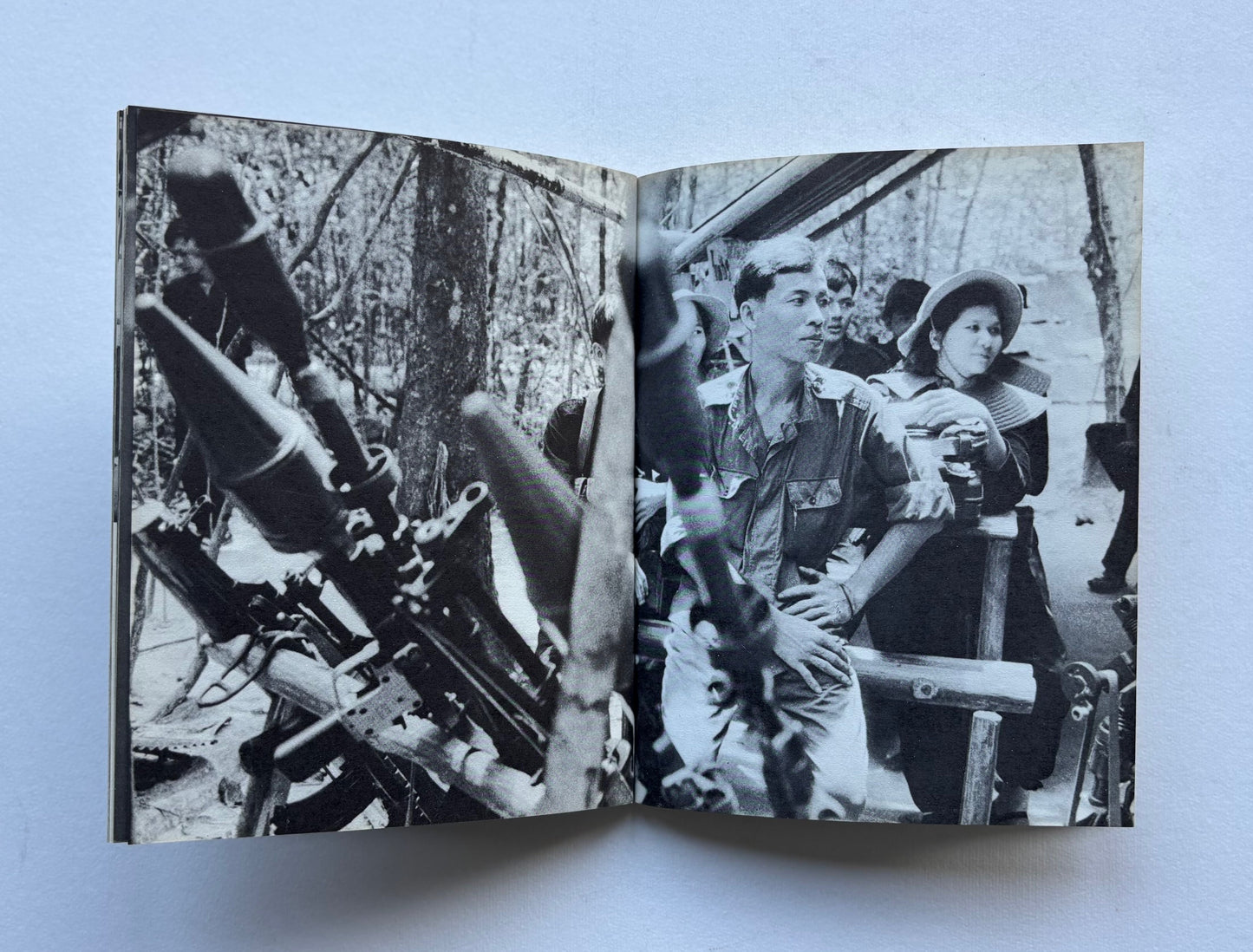 AU CŒUR DU VIETNAM. Quatre-vingt seize photographies de Pic. Préface de Jean-Paul Sartre. La République Démocratique du Vietnam et le Front National de Libération de Sud-Vietnam face à l’agression.
