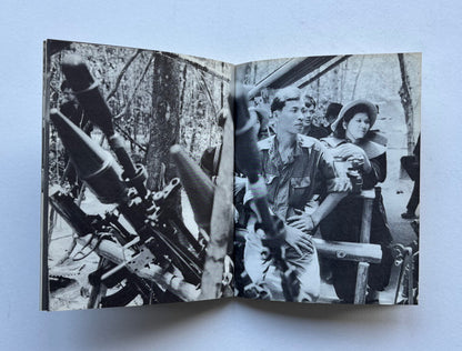 AU CŒUR DU VIETNAM. Quatre-vingt seize photographies de Pic. Préface de Jean-Paul Sartre. La République Démocratique du Vietnam et le Front National de Libération de Sud-Vietnam face à l’agression.