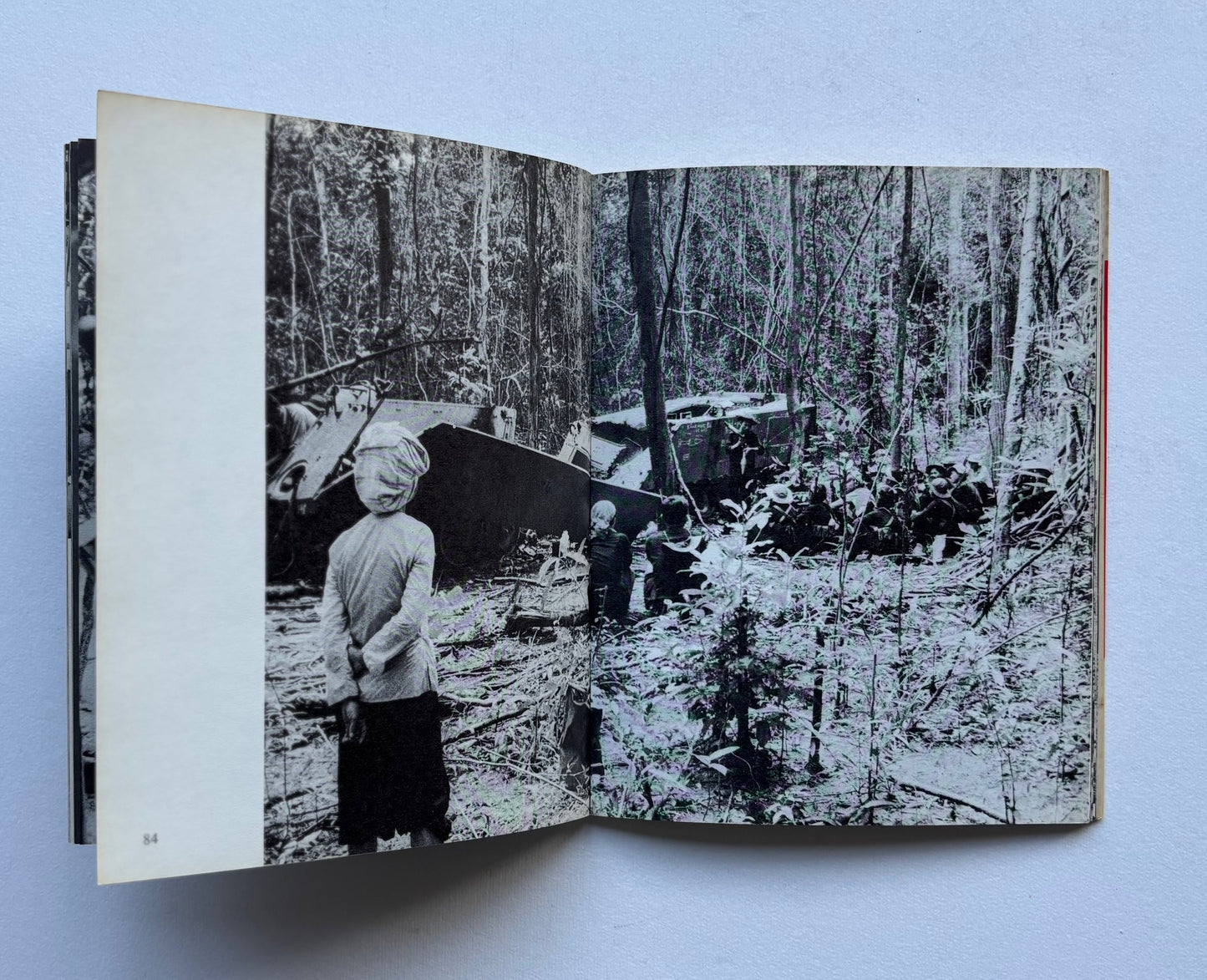 AU CŒUR DU VIETNAM. Quatre-vingt seize photographies de Pic. Préface de Jean-Paul Sartre. La République Démocratique du Vietnam et le Front National de Libération de Sud-Vietnam face à l’agression.