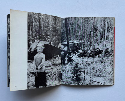 AU CŒUR DU VIETNAM. Quatre-vingt seize photographies de Pic. Préface de Jean-Paul Sartre. La République Démocratique du Vietnam et le Front National de Libération de Sud-Vietnam face à l’agression.