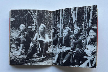 AU CŒUR DU VIETNAM. Quatre-vingt seize photographies de Pic. Préface de Jean-Paul Sartre. La République Démocratique du Vietnam et le Front National de Libération de Sud-Vietnam face à l’agression.