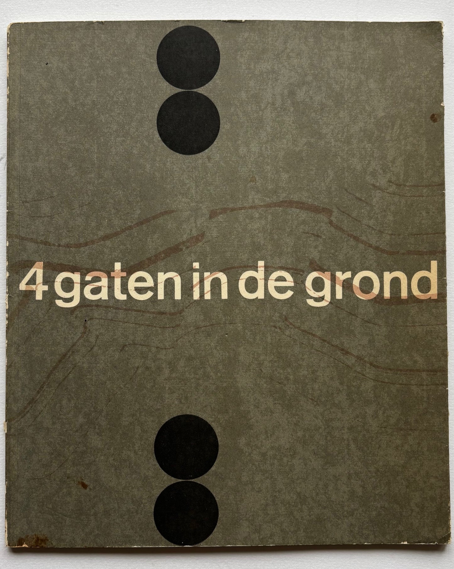4 gaten in de grond.