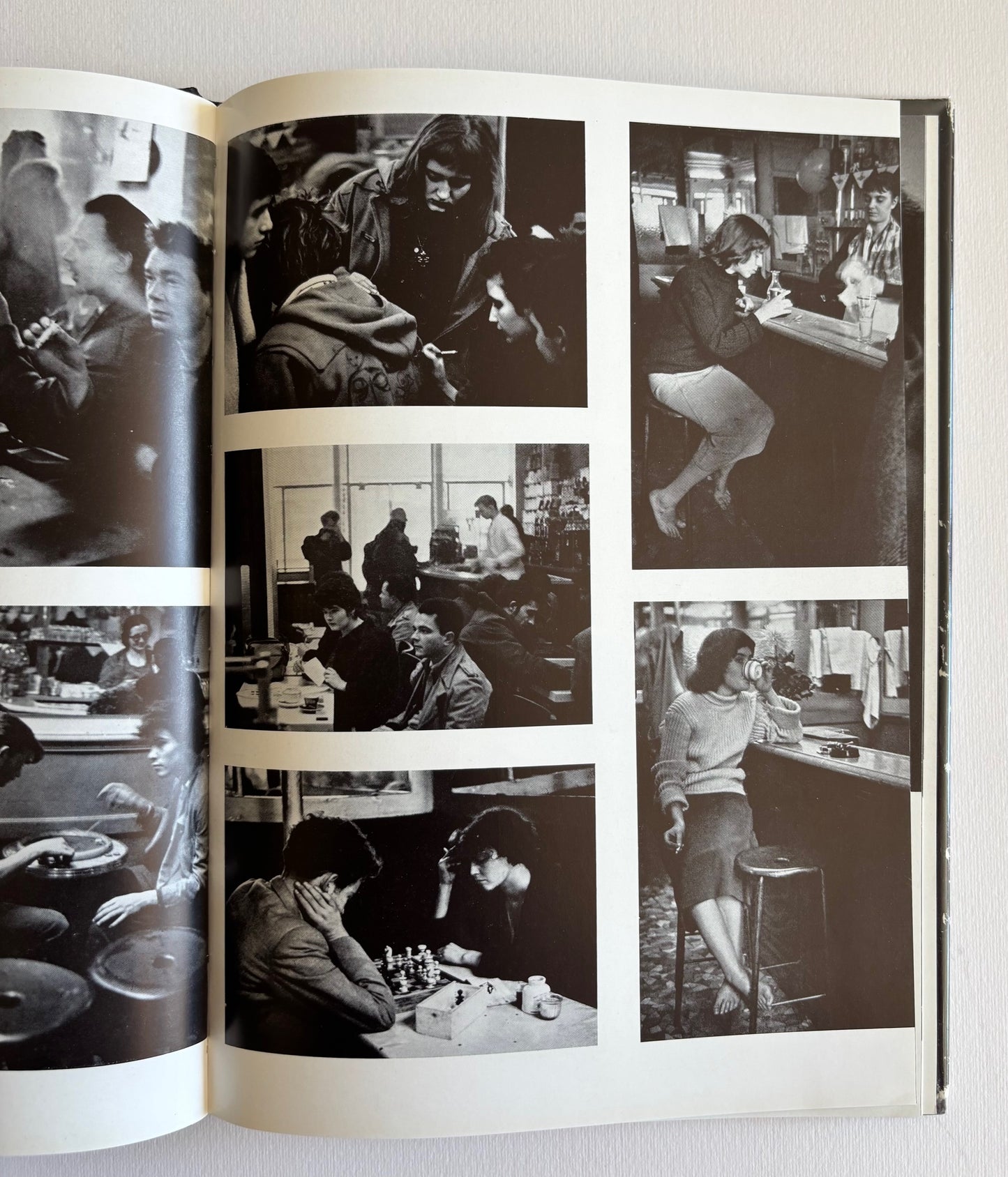 Een liefdesgeschiedenis in Saint Germain des Prés. Fotografie en tekst Ed van der Elsken.
