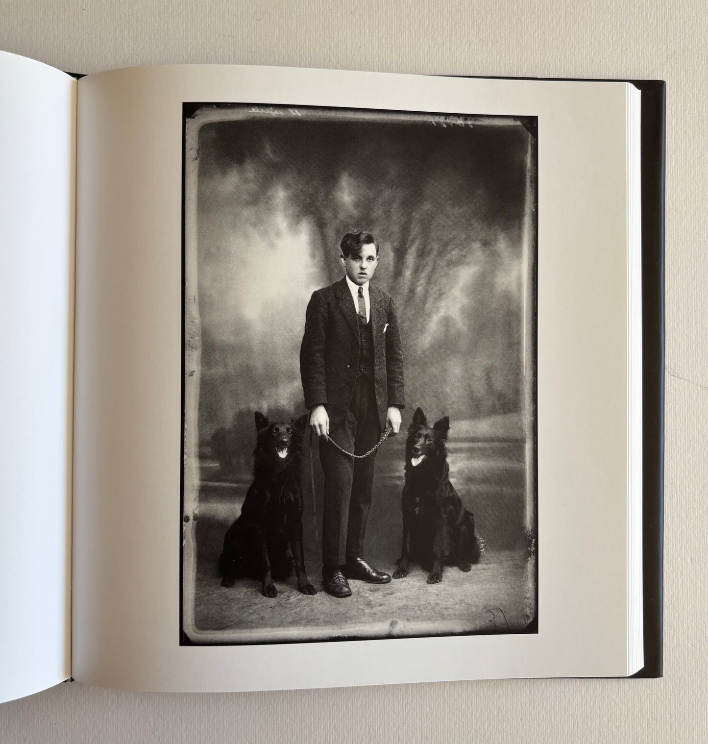 Alain d’Hooghe. NORBERT GHISOLAND. Fragments DE VIES ORDINAIRES + 5 portraits à part dans un portfolio.