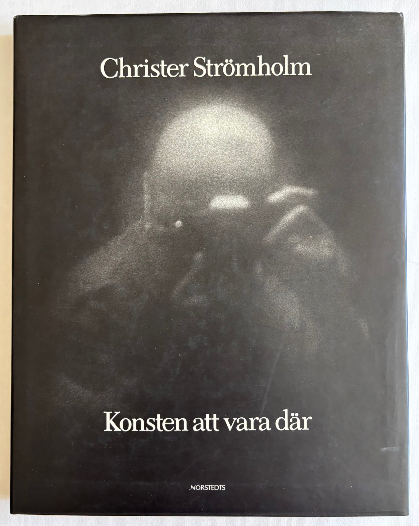 Konsten att vara där (“The art of being there”). Text av Anders Jonassen.