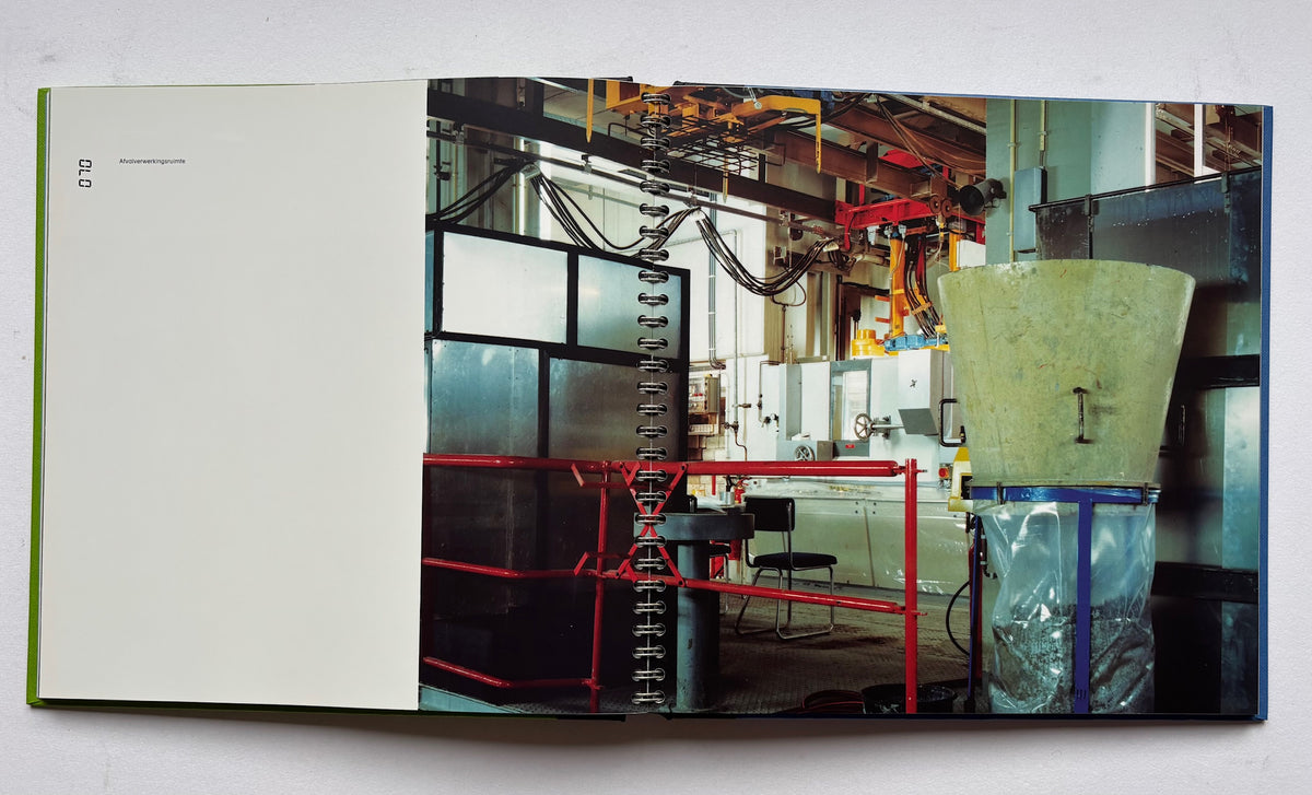 Mensenstroom. Herinnering aan de kernenergiecentrale Dodewaard. (SIGNED, NUMBERED)