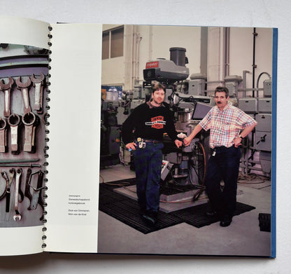 Mensenstroom. Herinnering aan de kernenergiecentrale Dodewaard. (SIGNED, NUMBERED)
