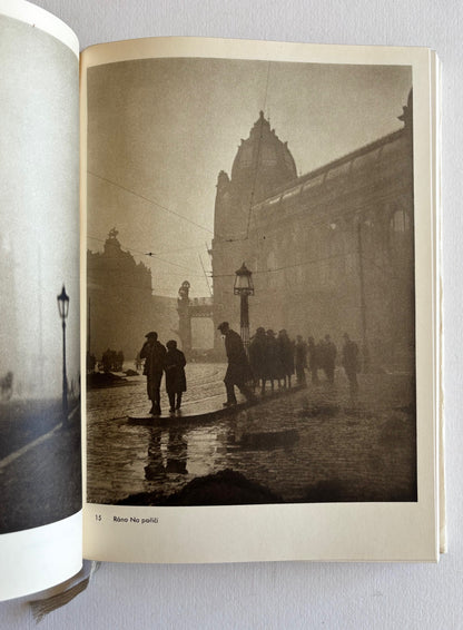 Josef Sudek Fotografie. S. Uvodui Studit Lubomira Linharta. (SIGNED, DATED)