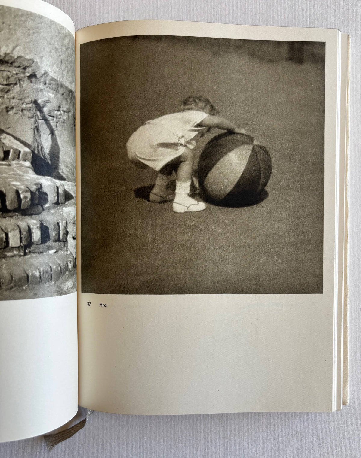 Josef Sudek Fotografie. S. Uvodui Studit Lubomira Linharta. (SIGNED, DATED)